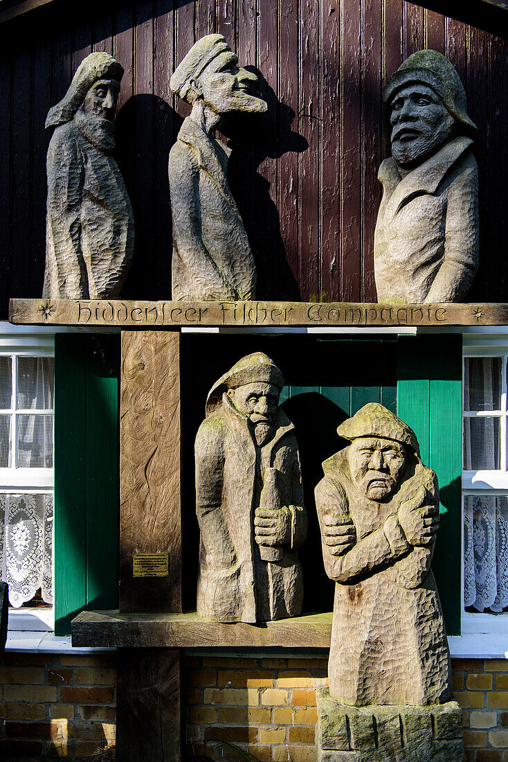 Skulpturen an der Gasthof und Pension Zum Klausner in der Nähe von Kloster, Hiddensee, Rügen, Ostseeküste, Mecklenburg-Vorpommern, Deutschland