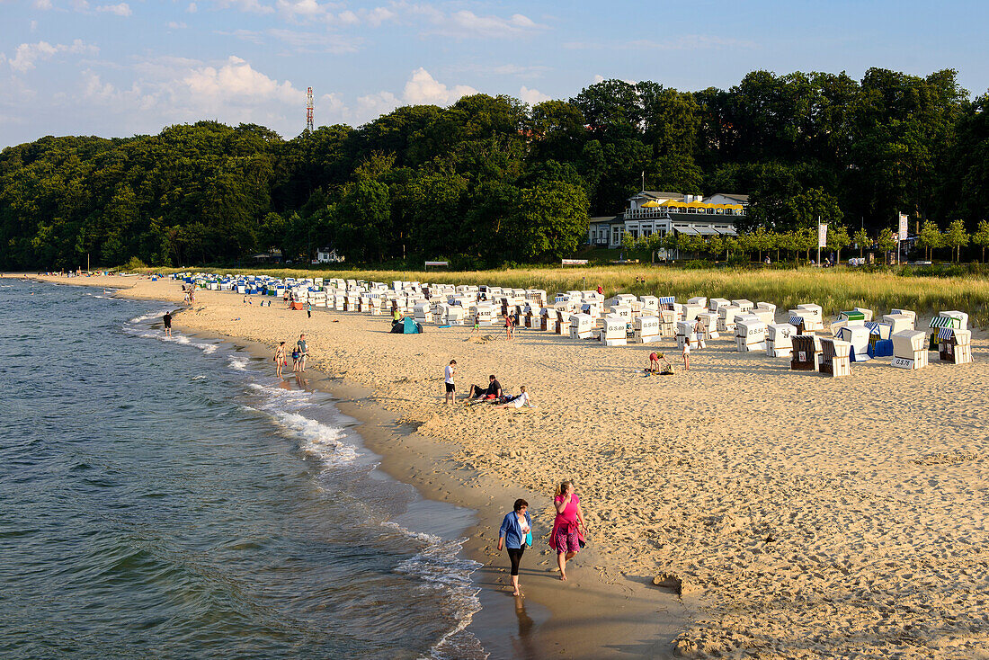 Strand mit Strandkörben von Göhren, Mönchgut Halbinsel, Rügen, Ostseeküste, Mecklenburg-Vorpommern Deutschland