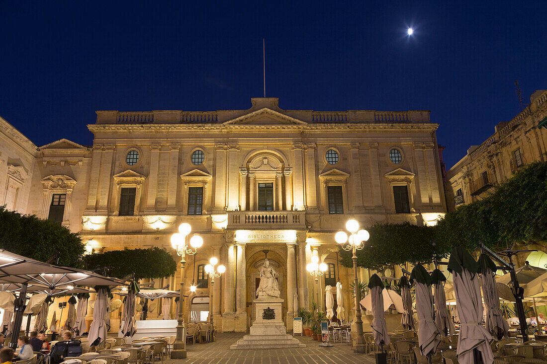 Statue of Queen Victoria at night, Piazza Regina, Valletta, European Capital of Culture 2018, Malta, Mediterranean, Europe