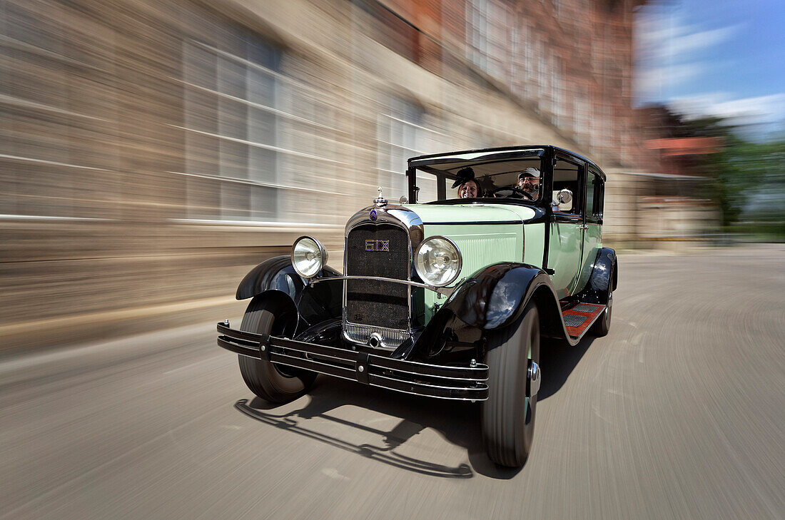 Citroen C SIX, oldtimer, 1928 built, driving. Couple in 20/30ies Costume