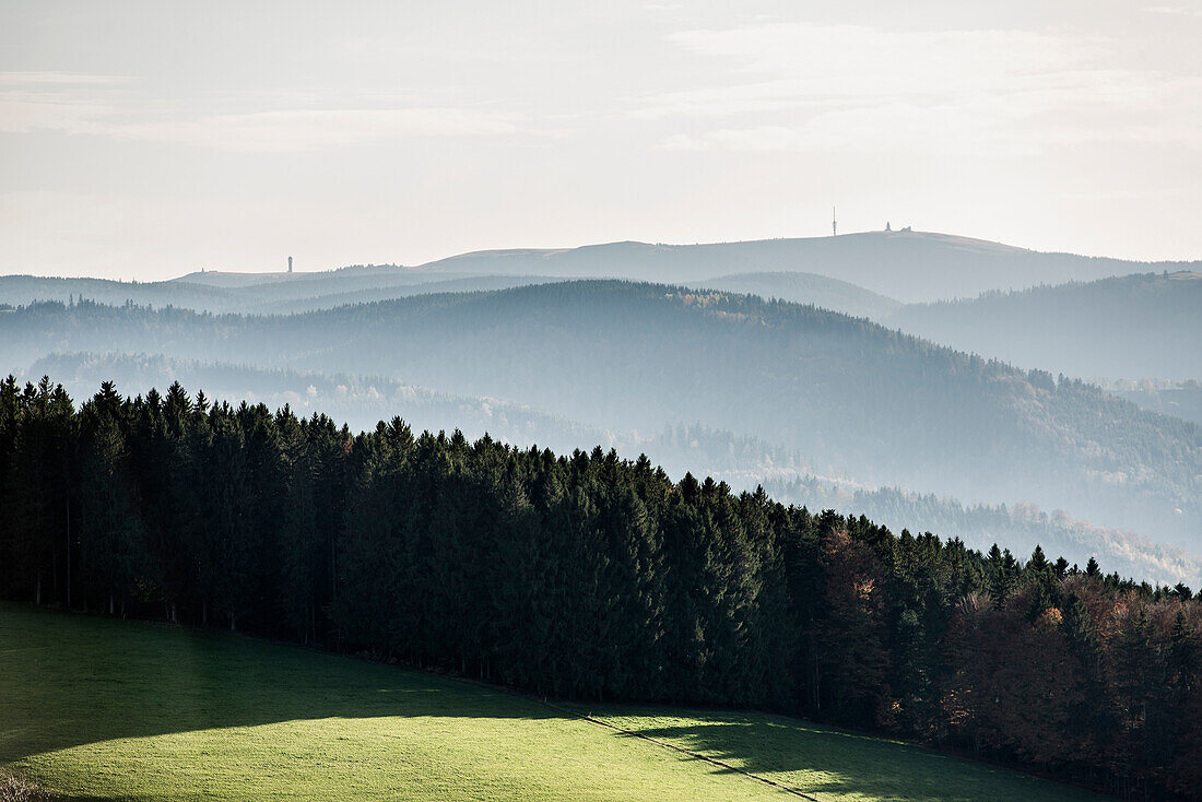 Ausblick auf hügelige Landschaft, hinten der Feldberg, bei St Märgen, Schwarzwald, Baden-Württemberg, Deutschland