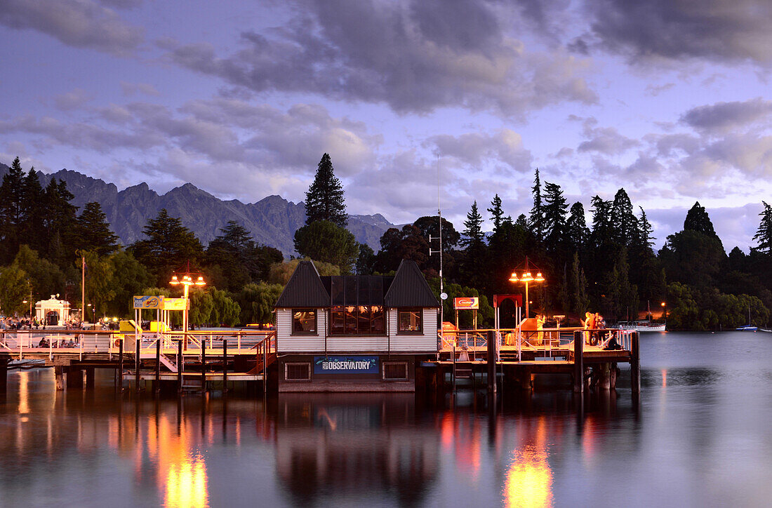 Abends an der Seepromenade, Queenstown, Südinsel, Neuseeland
