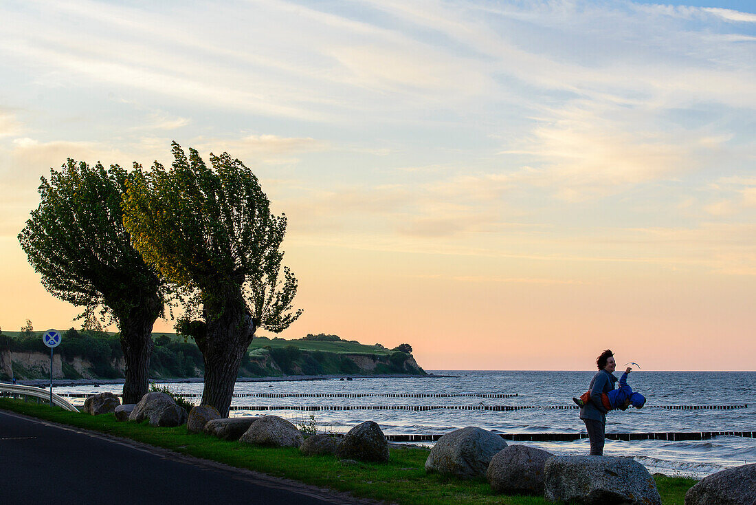 Frau spielt mit Kind am Strand von Boltenhagen, Ostseeküste, Mecklenburg-Vorpommern, Deutschland