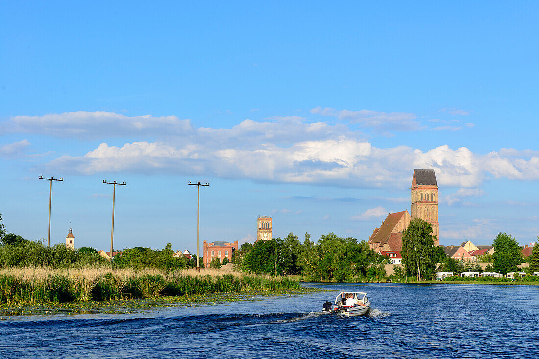 Blick  vom Fluss Peene aus auf Anklam, Solarboot tour auf der Peene , Usedom, Ostseeküste, Mecklenburg-Vorpommern,  Deutschland