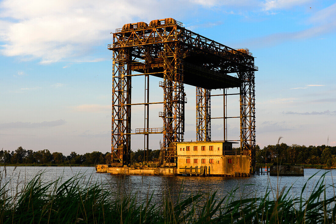 Ruinen Reste einer Eisenbahnbrücke Hubbrücke von Karmin, Usedom, Ostseeküste, Mecklenburg-Vorpommern, Deutschland