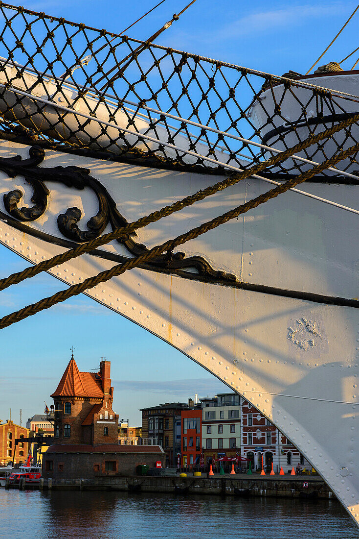 Museumsschiff Gorch Fock 1 im Hafen vor Ozeanium, Stralsund, Ostseeküste, Mecklenburg-Vorpommern Deutschland