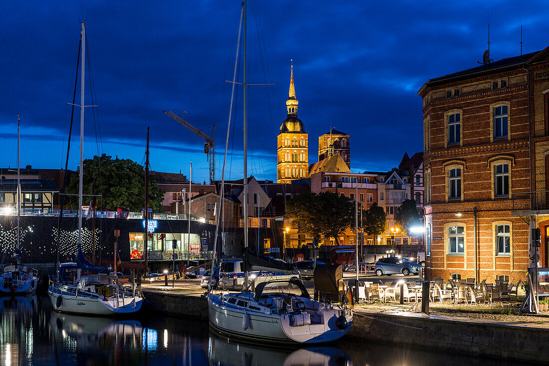 St. Nikolai mit Hafen davor, Stralsund, Ostseeküste, Mecklenburg-Vorpommern, Deutschland