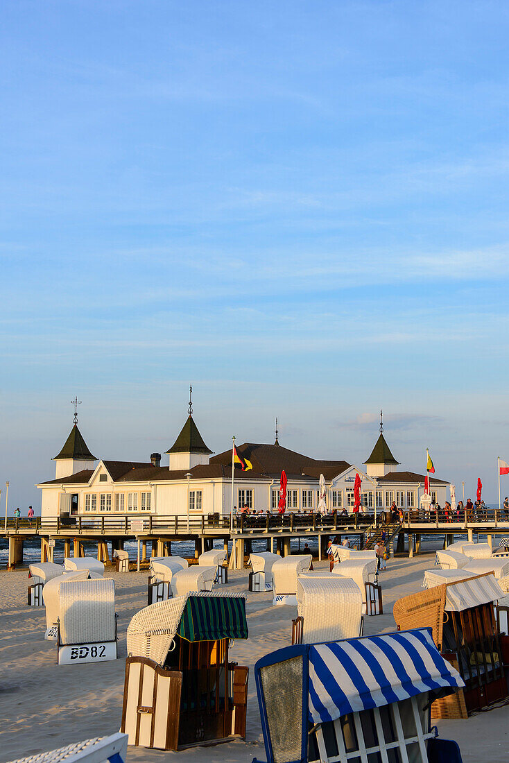 Strandkörbe mit Menschen vor Seebrücke, Ahlbeck, Usedom, Ostseeküste, Mecklenburg-Vorpommern, Deutschland