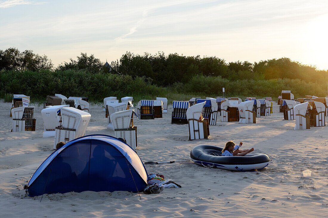Strandmuschel with people on the beach of Ahlbeck, Usedom, Ostseeküste, Mecklenburg-Western Pomerania, Germany