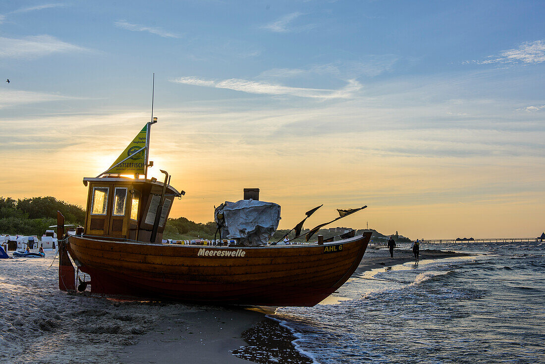 Kleines Fischerboot aus Holz  am Strand von  Ahlbeck, Usedom, Ostseeküste, Mecklenburg-Vorpommern, Deutschland