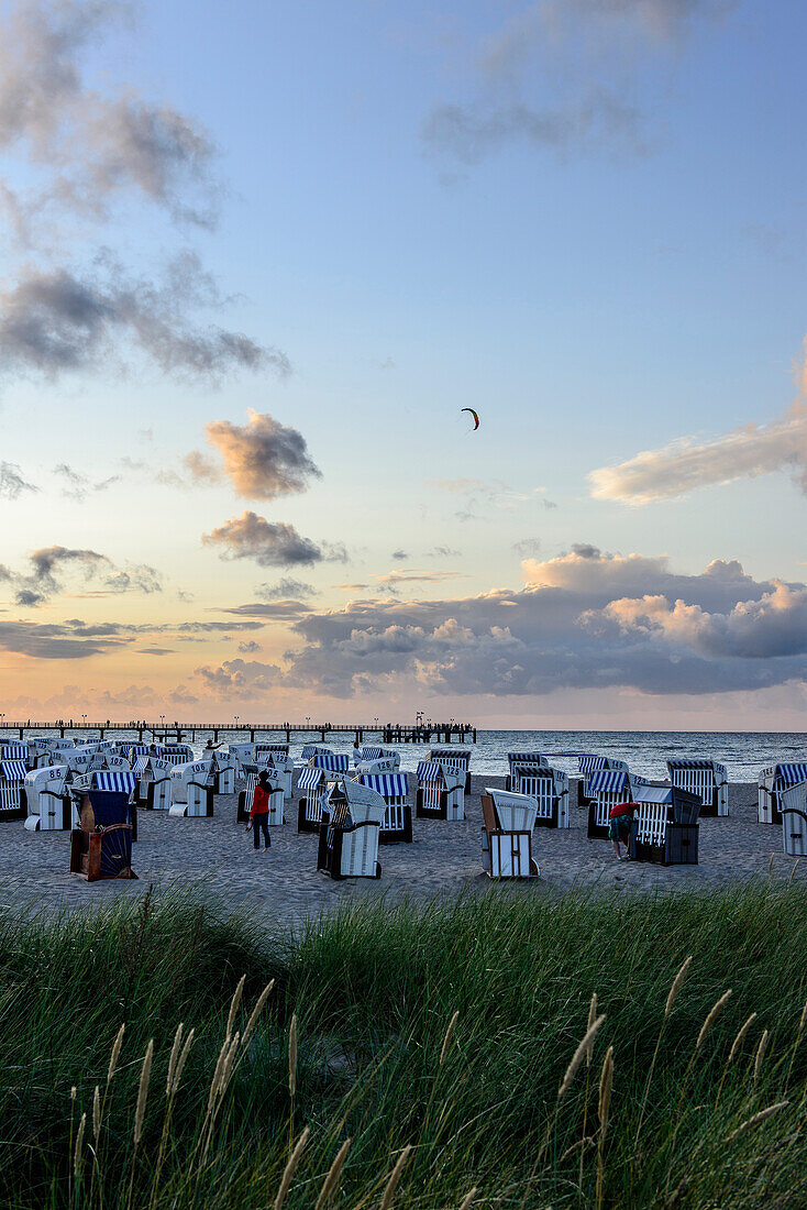 Dünenvegetation mit Strandkörben und Flugdrachen, , Ostseeküste, Mecklenburg-Vorpommern, Deutschland