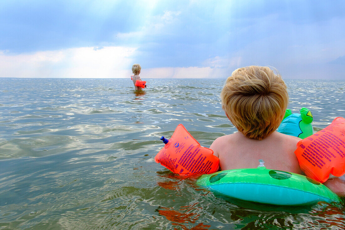 Kinder mit Schwimmflügeln baden im Stettiner Haff, Usedom, Ostseeküste, Mecklenburg-Vorpommern, Deutschland