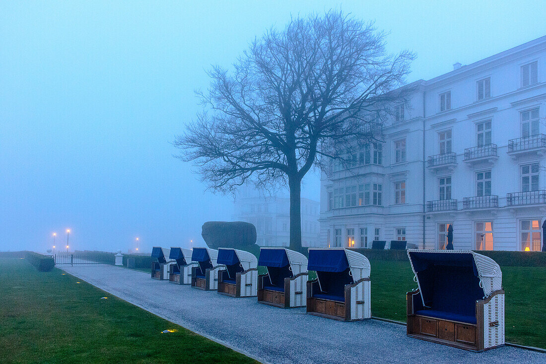 Nebel am Luxushotel Heiligendamm, Ostseeküste, Mecklenburg-Vorpommern