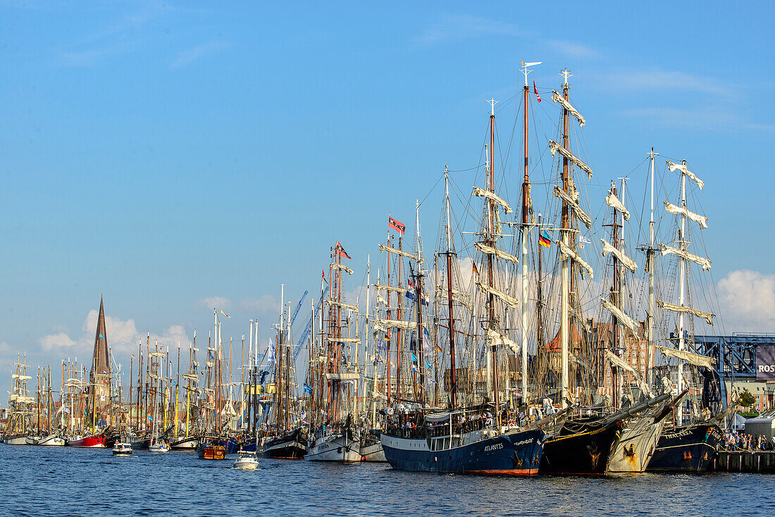 Segelschiffe im Hafen zur Hansesail, Rostock, Ostseeküste, Mecklenburg-Vorpommern, Deutschland
