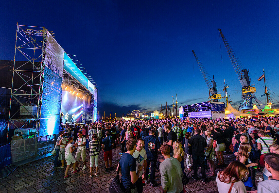 Unterhaltungsmeilen mit Unterhaltungsbühne im Hafen zur Hansesail, Rostock, Ostseeküste, Mecklenburg-Vorpommern, Deutschland