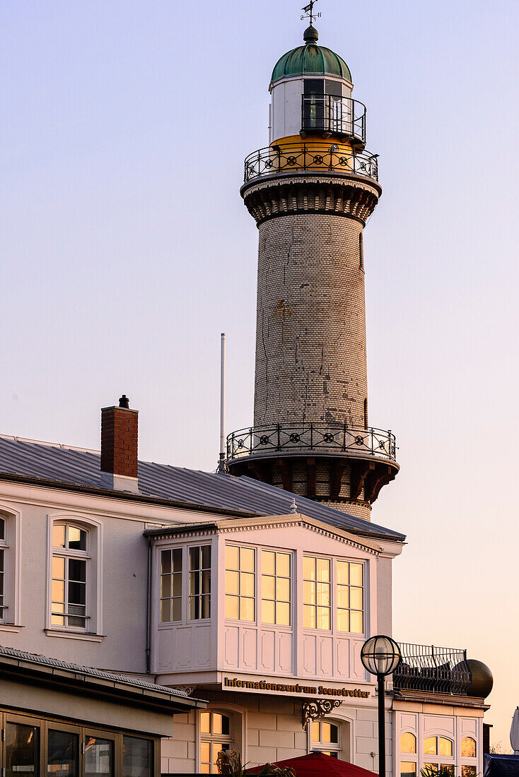 Leuchtturm mit Haus im Abendlicht, Warnemünde, Ostseeküste, Mecklenburg-Vorpommern, Deutschland