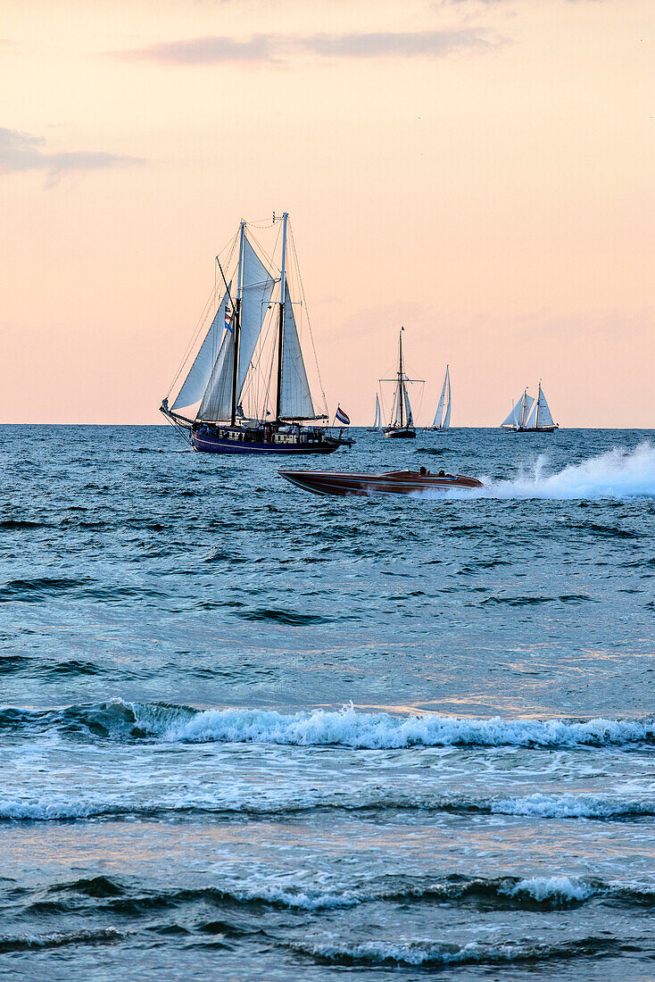 Segelschiffe und Speedboot in Warnemünde zur Hansesail, Warnemünde, Rostock, Ostseeküste, Mecklenburg-Vorpommern, Deutschland