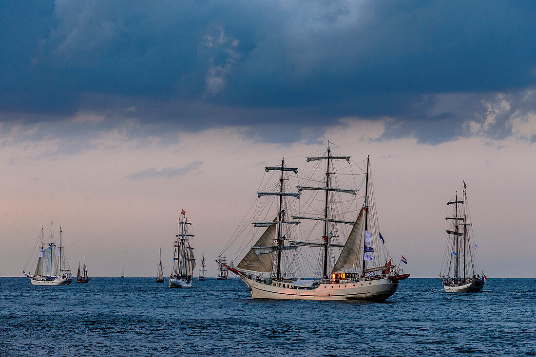 Segelschiffe in Warnemünde zur Hansesail, Warnemünde, Rostock, Ostseeküste, Mecklenburg-Vorpommern, Deutschland