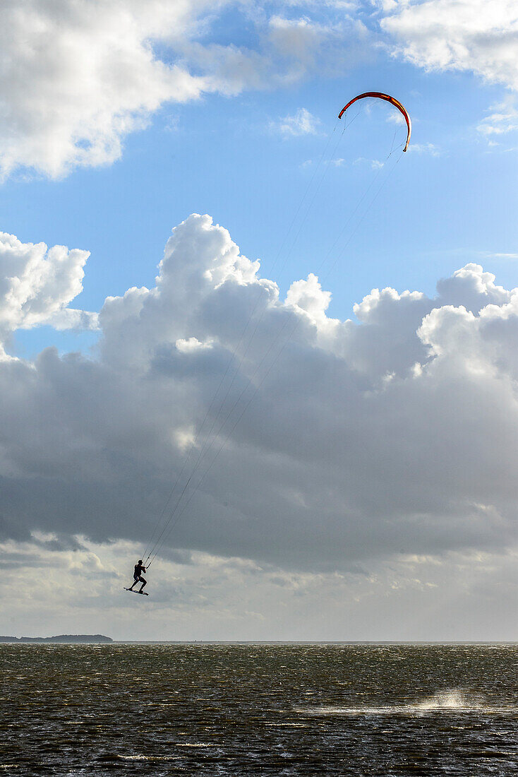 Kitesurfen und  Windsurfen vor Hiddensee auf der Insel Ummanz, Rügen, Ostseeküste, Mecklenburg-Vorpommern, Deutschland