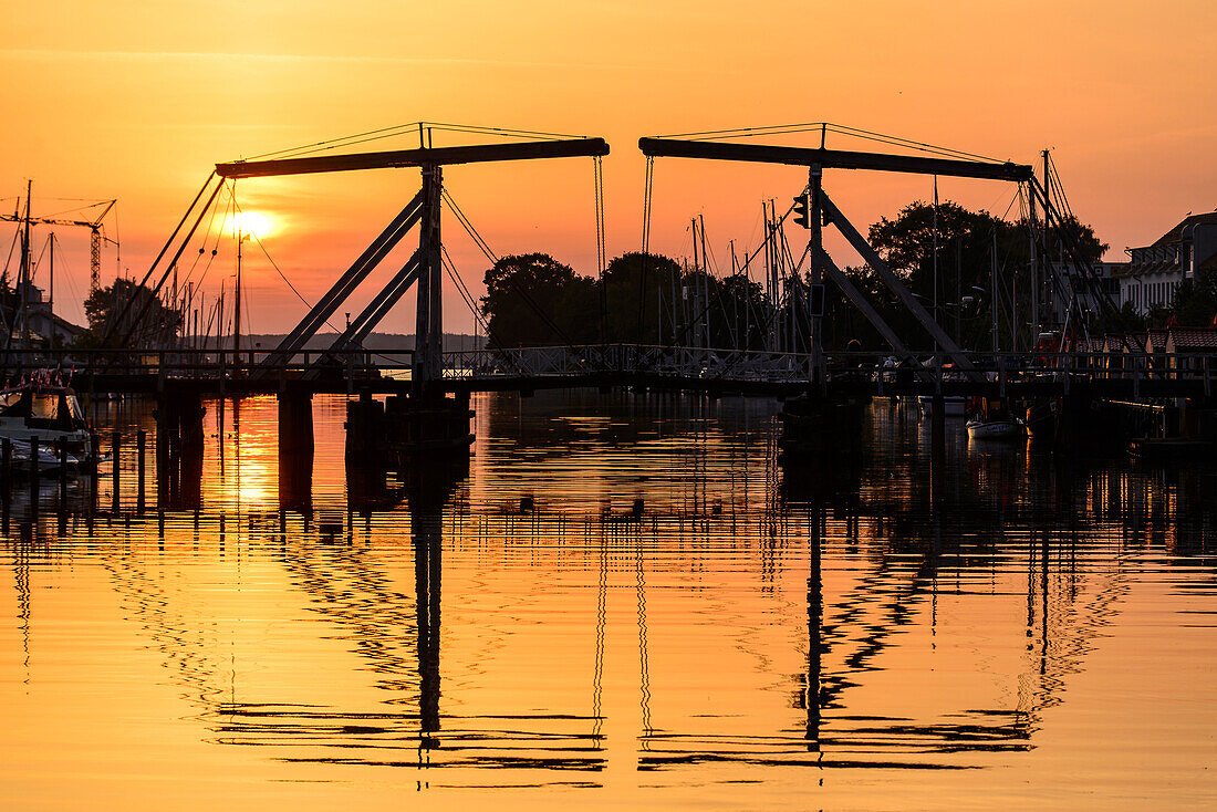 Sonnenuntergang an der Wiecker Zugbrücke, Greifswald, Ostseeküste, Mecklenburg-Vorpommern,  Deutschland
