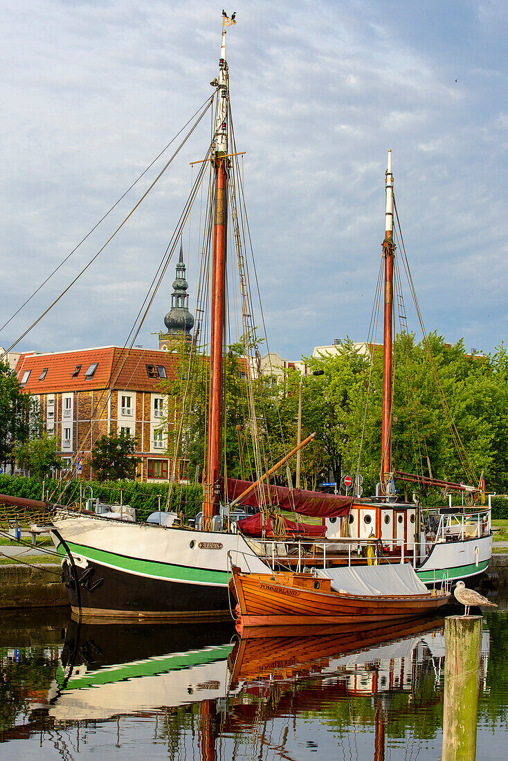 Hafen mit Dom im Hintergrund, Greifswald, Ostseeküste, Mecklenburg-Vorpommern, Deutschland