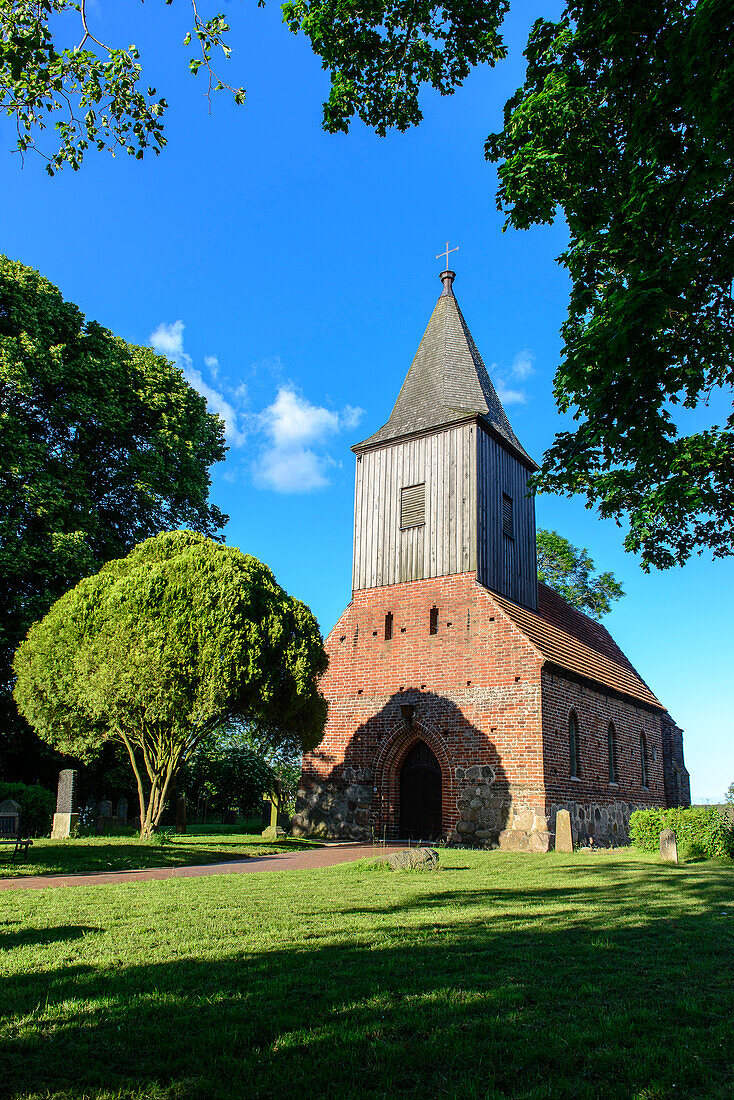 Kirche von Gross Zicker, Moenchgut, Rügen, Ostseeküste, Mecklenburg-Vorpommern, Deutschland