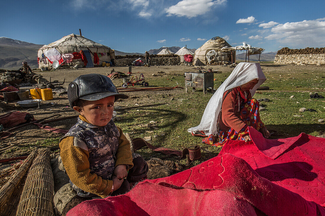 Aufbau einer kirgisischen Jurte, Pamir, Afghanistan, Asien