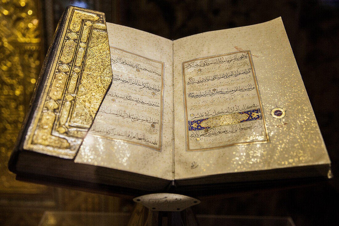 Alter Koran im Museum von Qom, Iran, Asien