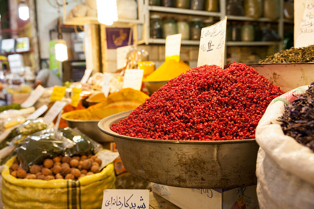 Früchte und Gewürze im Basar von Isfahan, Iran, Asien
