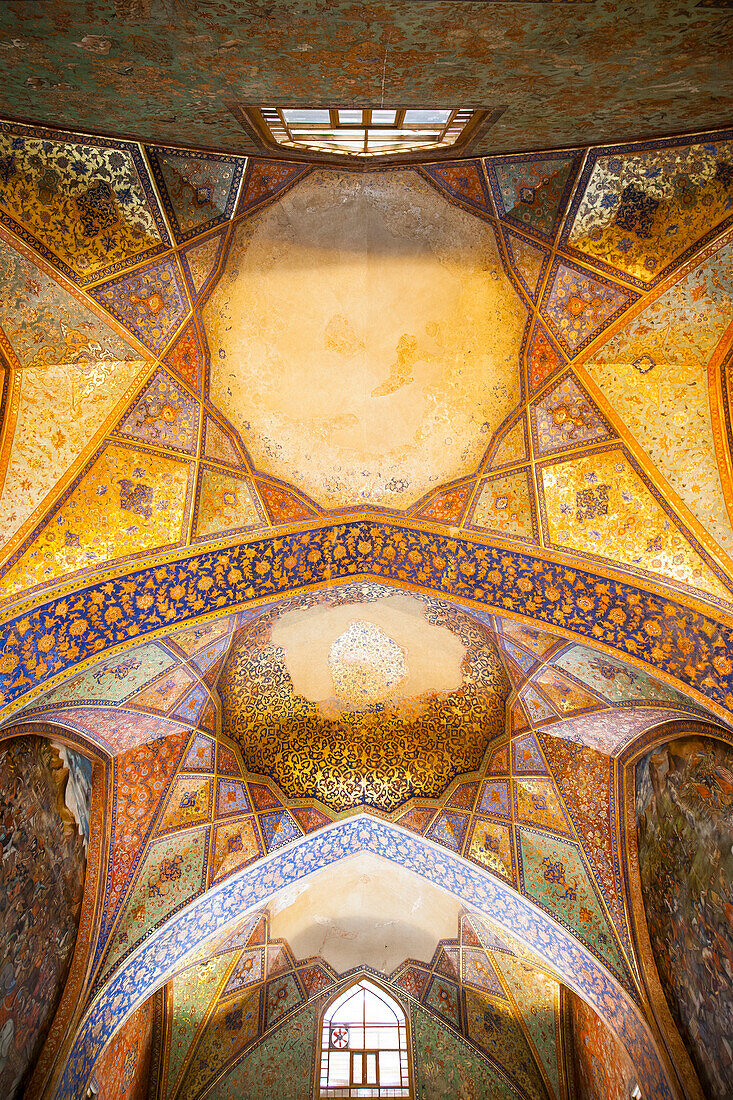 Decke des Chehel Sotun Palastes in Isfahan, Asien, Iran