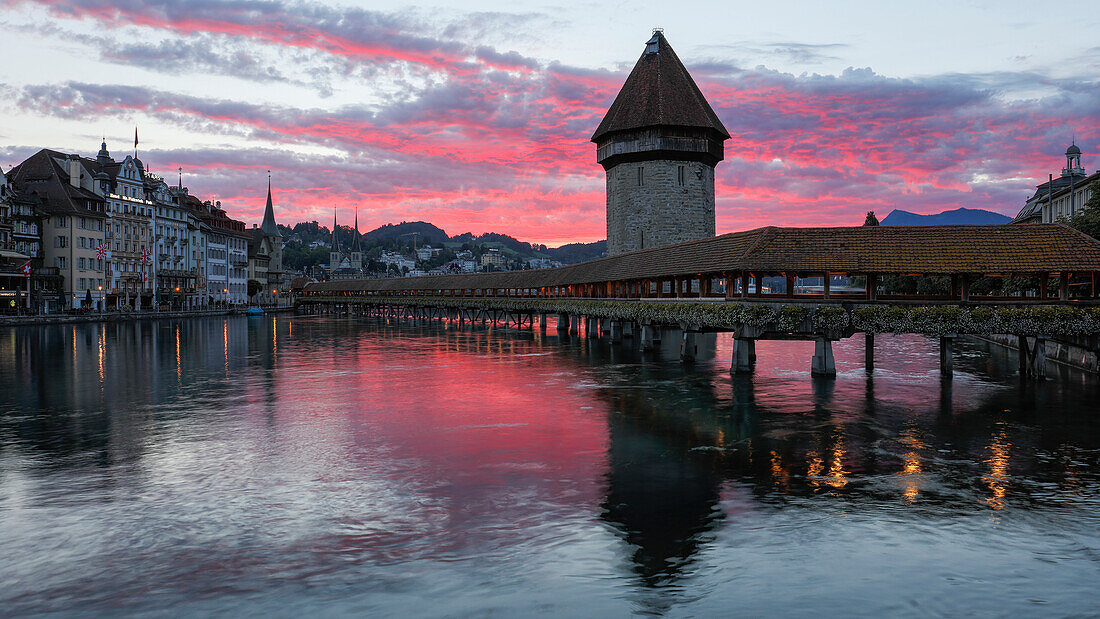 Sunrise view of the Kapellbrucke (Chapel Bridge) in Lucerne, Switzerland, Europe