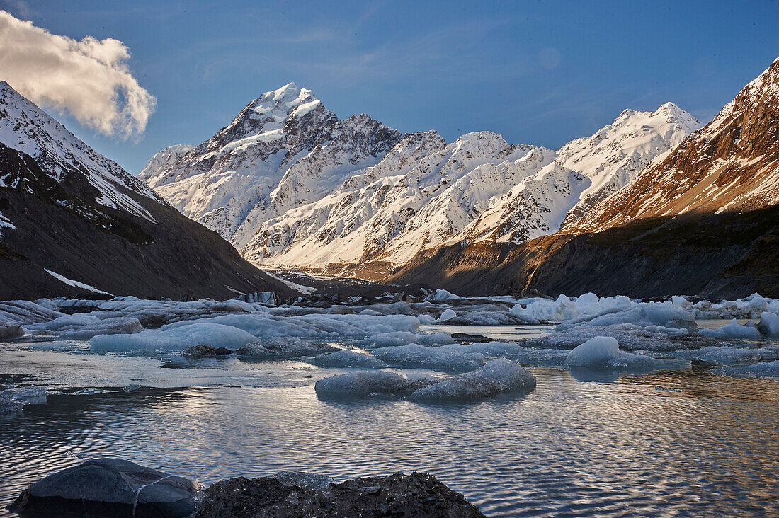 Hooker Glacier Lake in the shadow of Mount Cook (Aoraki), Hooker Valley Trail, Mount Cook National Park, UNESCO World Heritage Site, Southern Alps, South Island, New Zealand, Pacific