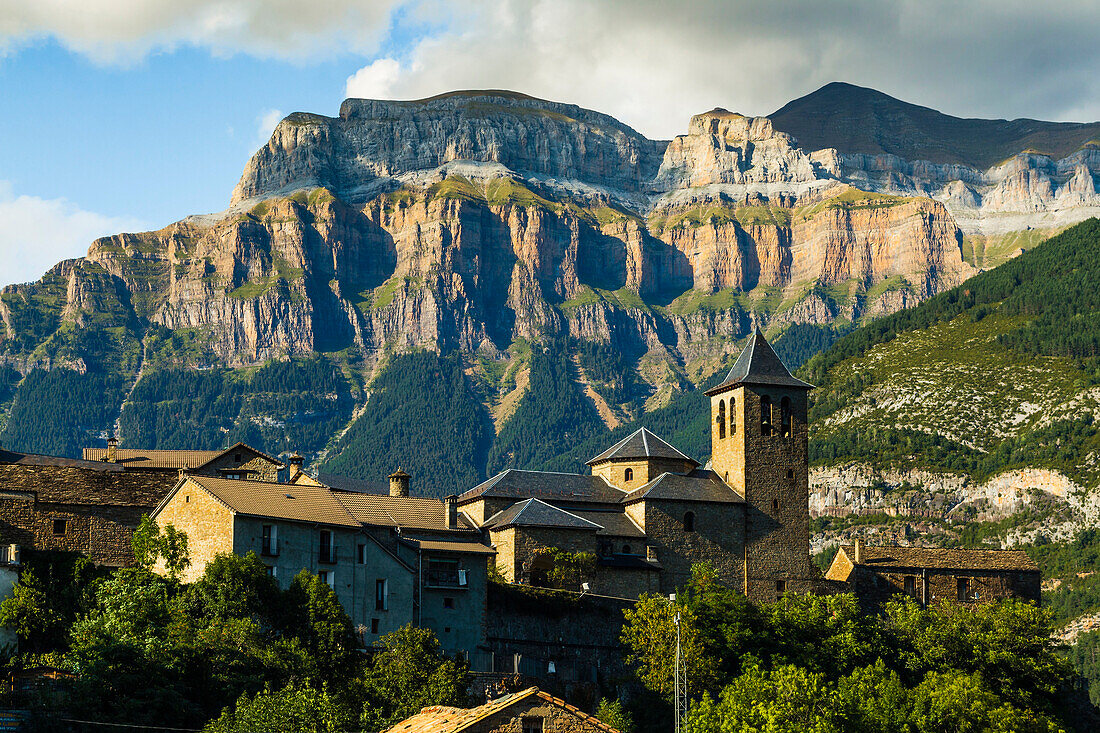 Torla village and church and Mount Mondarruego (Red Mountain) in Ordesa National Park beyond, Torla, Pyrenees, Huesca, Aragon, Spain, Europe