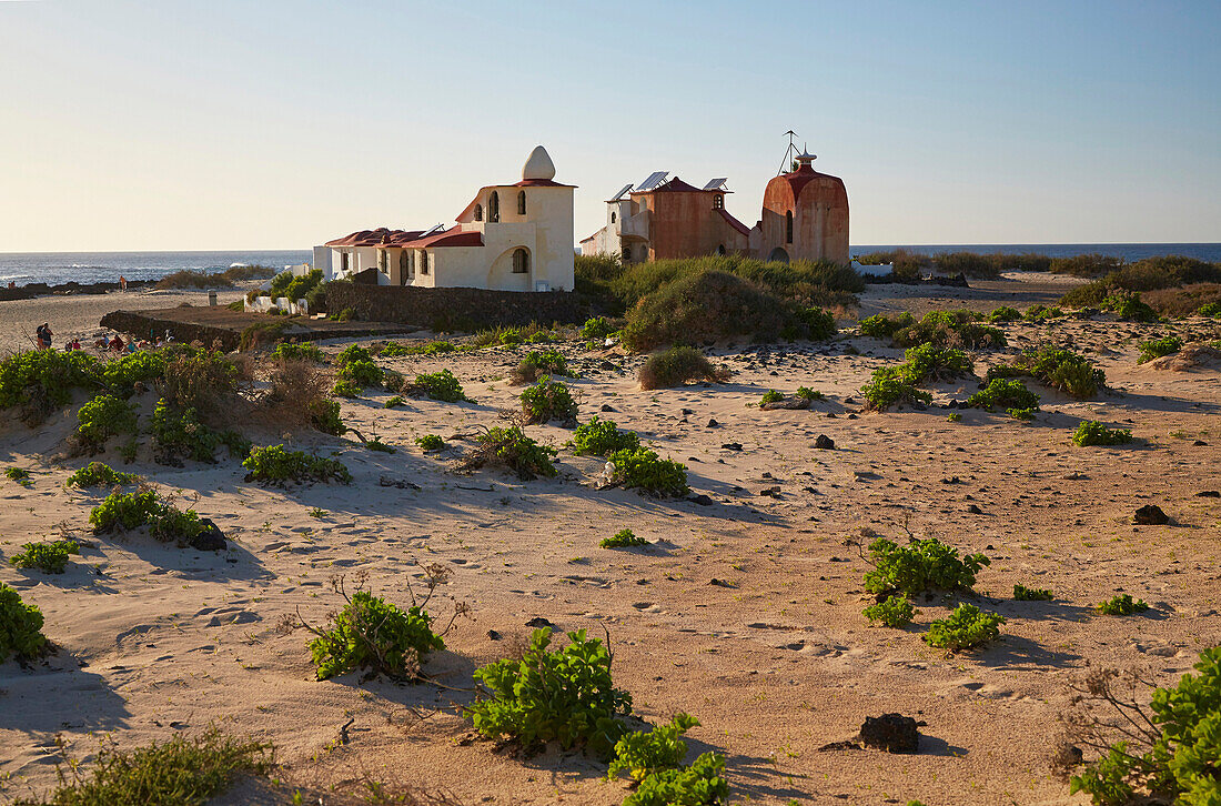 Haus mit ungewöhnlicher Architektur an der Küste bei El Cotillo, Fuerteventura, Kanaren, Kanarische Inseln, Islas Canarias, Atlantik, Spanien, Europa