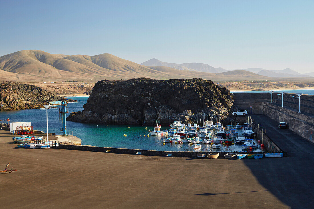 Hafen Puerto Nuevo mit Fischerbooten in El Cotillo, Fuerteventura, Kanaren, Kanarische Inseln, Islas Canarias, Atlantik, Spanien, Europa