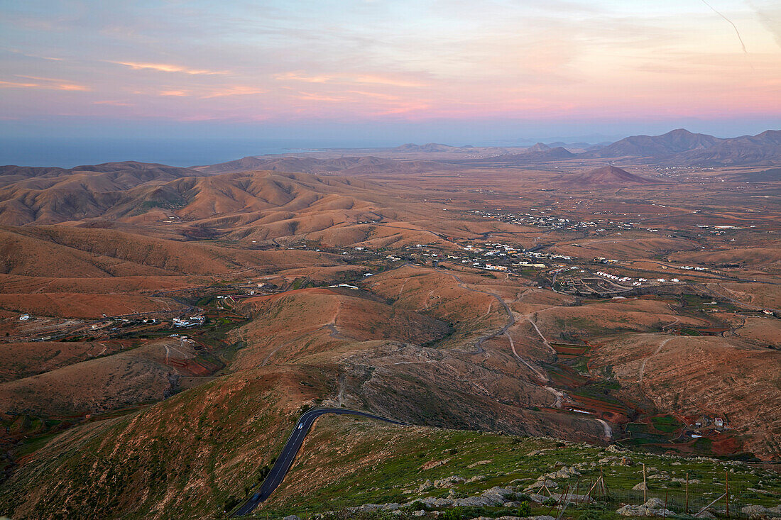 Blick vom Mirador Morro Verlosa über Berge und Täler im Westen, Fuerteventura, Kanaren, Kanarische Inseln, Islas Canarias, Atlantik, Spanien, Europa