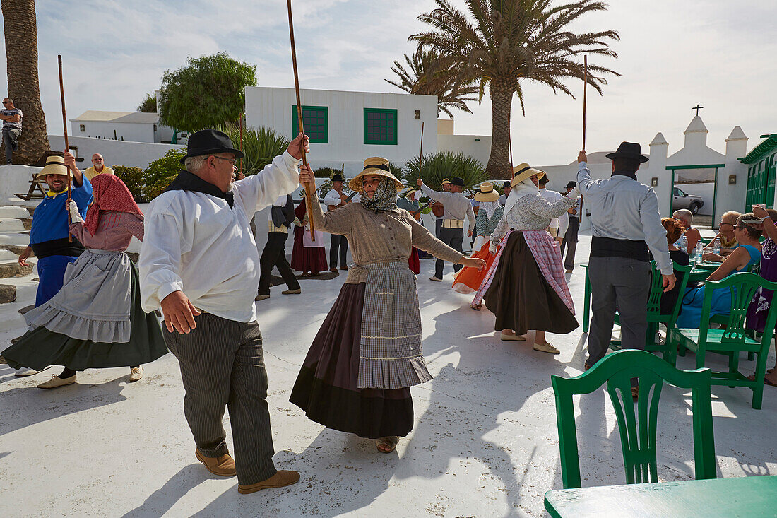 San Bartolomé, Folkloregruppe tanzt im Casa Museo del Campesino, Von César Manrique restauriertes Landgut, Lanzarote, Kanaren, Kanarische Inseln, Islas Canarias, Spanien, Europa