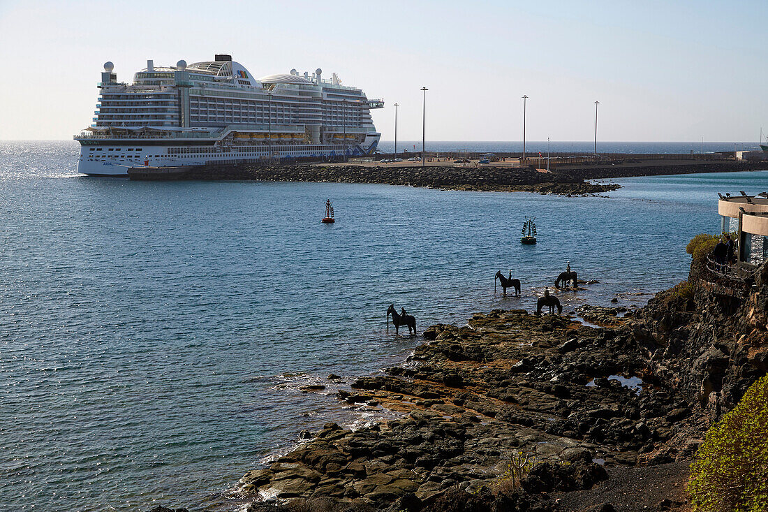 Kreuzfahrtschiff und Pferdeskulptur, Arrecife, Castillo de San José, Atlantik, Lanzarote, Kanaren, Kanarische Inseln, Islas Canarias, Spanien, Europa