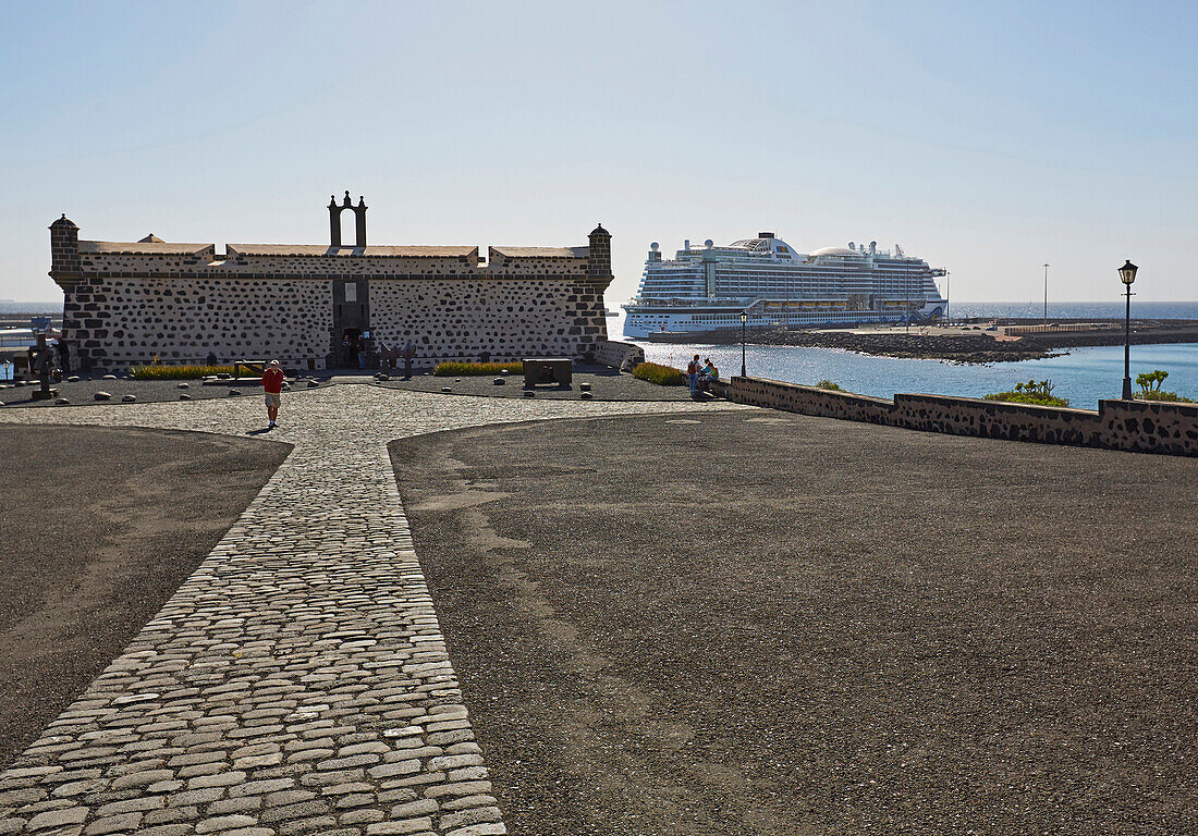 Kreuzfahrtschiff liegt beim Castillo de San José, Arrecife, Atlantik, Lanzarote, Kanaren, Kanarische Inseln, Islas Canarias, Spanien, Europa