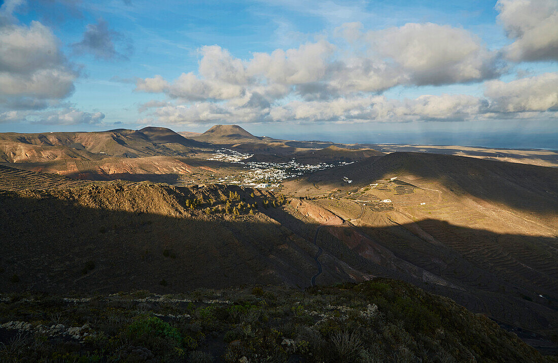 Blick vom Mirador de Haria auf Haria und den Monte Corona, Lanzarote, Kanaren, Kanarische Inseln, Islas Canarias, Spanien, Europa
