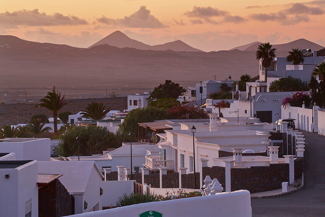 Blick vom Museum Lagomar auf Nazaret (Teguise) in Richtung der Vulkane bei Tao, Atlantik, Lanzarote, Kanaren, Kanarische Inseln, Islas Canarias, Spanien, Europa