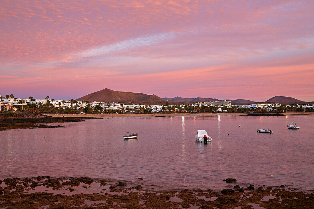Morgenrot über Costa Teguise, Atlantik, Lanzarote, Kanaren, Kanarische Inseln, Islas Canarias, Spanien, Europa