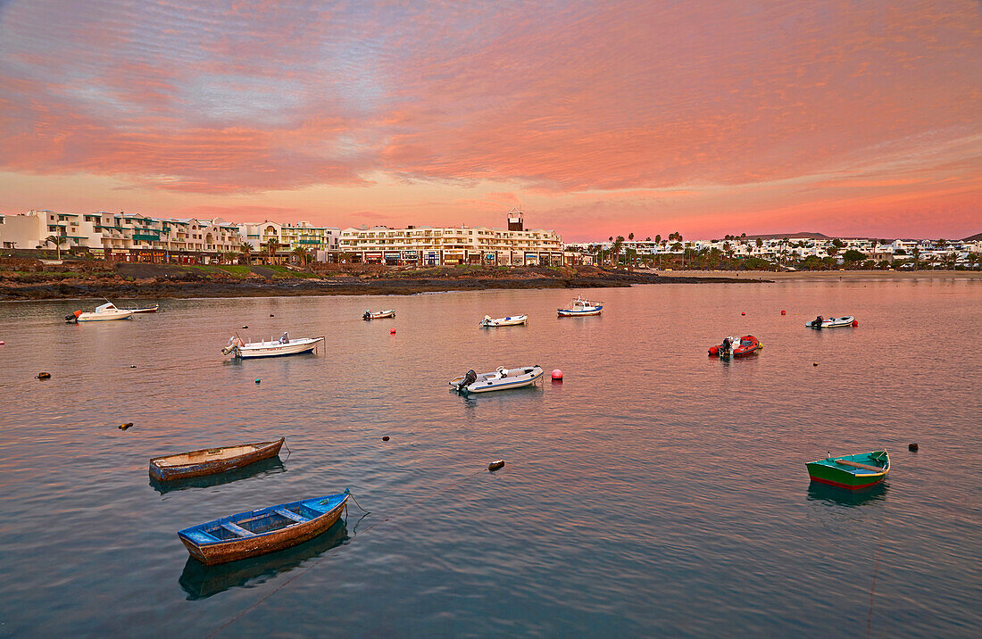 Morgenrot über Costa Teguise, Atlantik, Lanzarote, Kanaren, Kanarische Inseln, Islas Canarias, Spanien, Europa