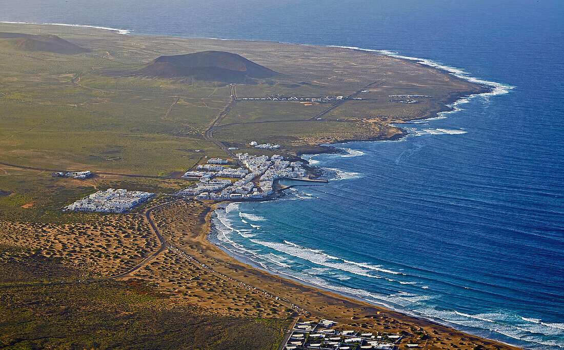 Blick von der Höhe der Famaraberge nach Caleta de Famara, Atlantik, Lanzarote, Kanaren, Kanarische Inseln, Islas Canarias, Spanien, Europa