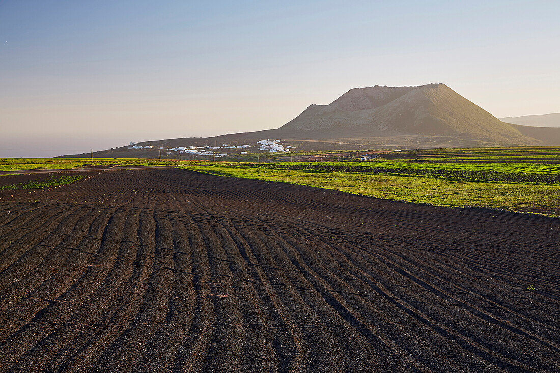 Blick vom Mirador del Rio auf Ye und den Monte Corona, Lanzarote, Kanaren, Kanarische Inseln, Islas Canarias, Spanien, Europa