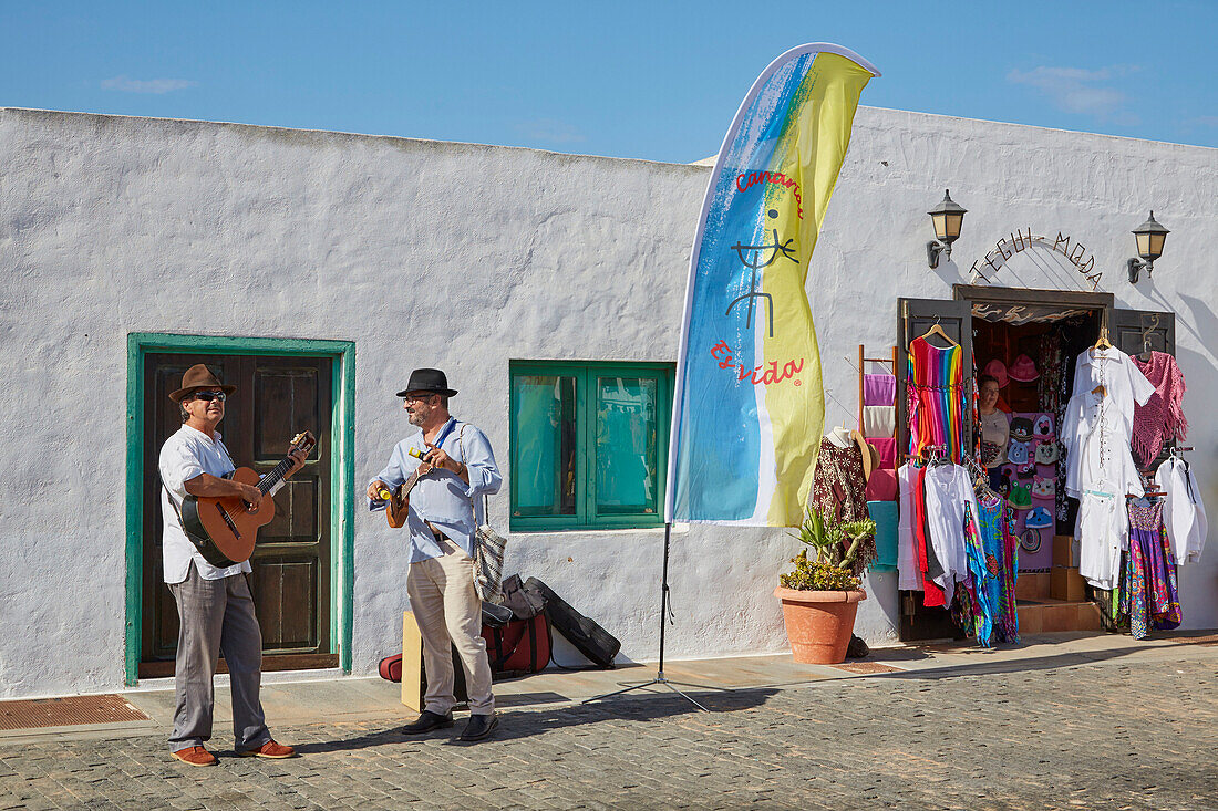 Musikanten beim Sonntagsmarkt in Teguise, Atlantik, Lanzarote, Kanaren, Kanarische Inseln, Islas Canarias, Spanien, Europa