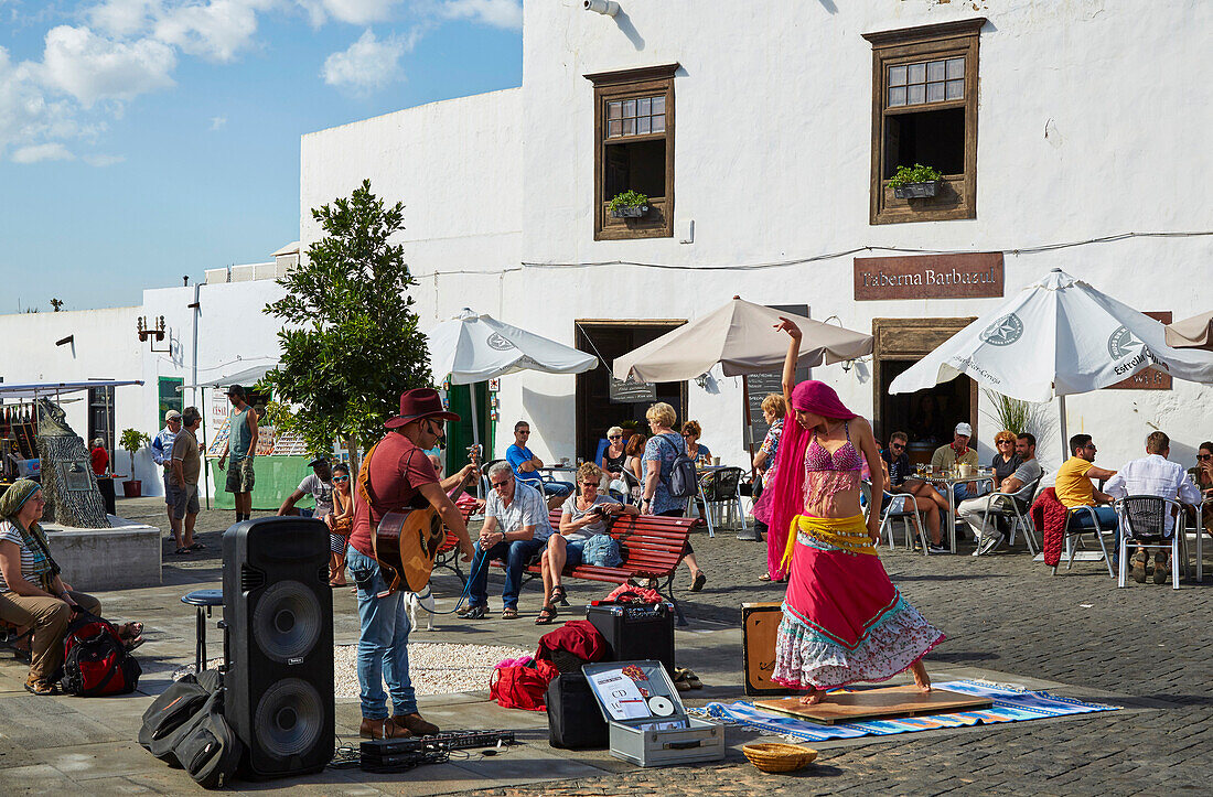 Bauchtänzerin und Musikant am Sonntagsmarkt in Teguise, Atlantik, Lanzarote, Kanaren, Kanarische Inseln, Islas Canarias, Spanien, Europa