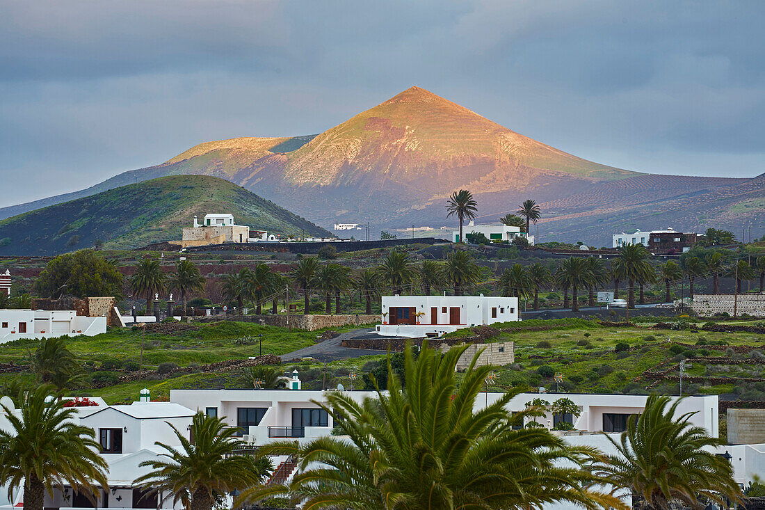 Last sunrays over the mountains at Yaiza, Atlantic Ocean, Lanzarote, Canary Islands, Islas Canarias, Spain, Europe