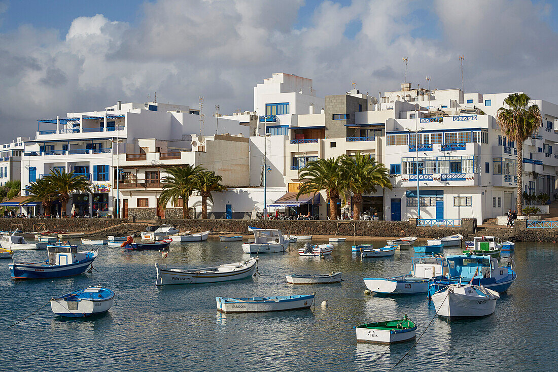 Bunte Fischerboote am Charco San Ginés in Arrecife, Atlantik, Lanzarote, Kanaren, Kanarische Inseln, Islas Canarias, Spanien, Europa