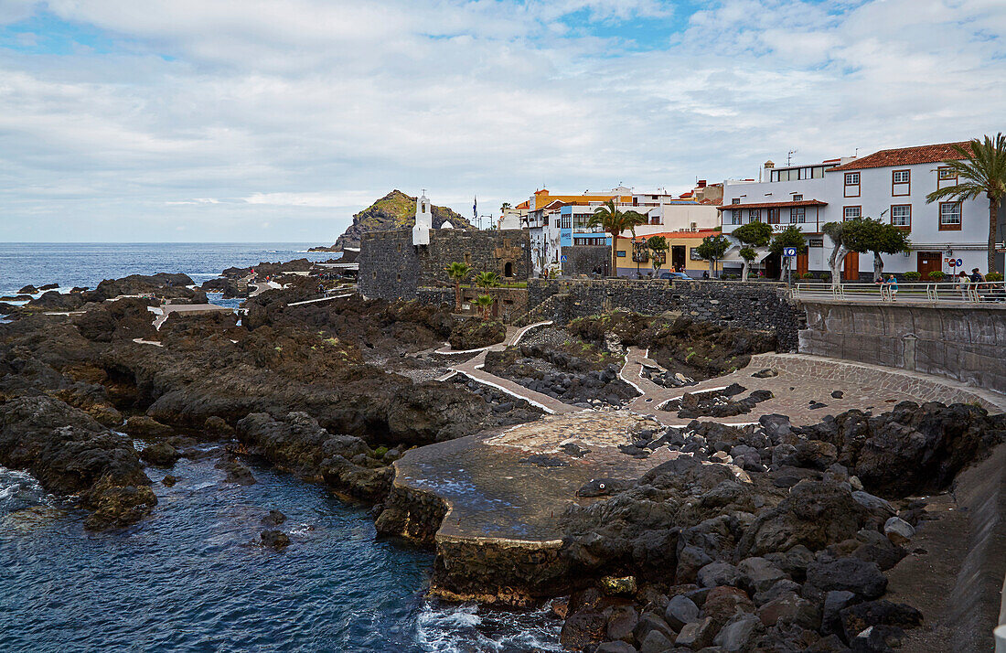 Blick auf Lavastrand und Festung San Miguel in Garachico, Teneriffa, Kanaren, Kanarische Inseln, Islas Canarias, Atlantik, Spanien, Europa
